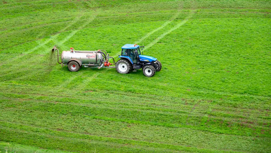 when to fertilize lawn in wisconsin