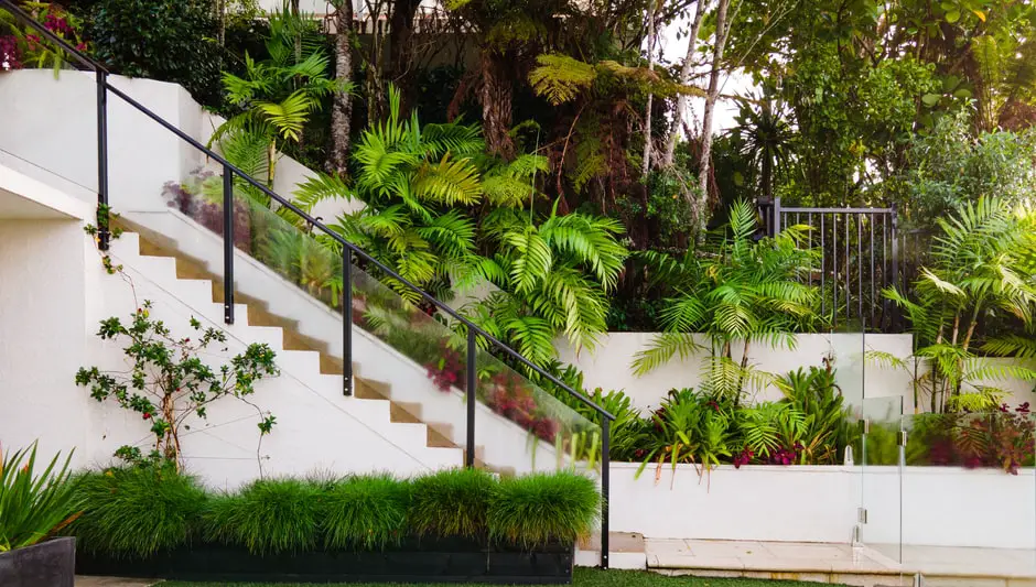 is it okay to mow wet grass