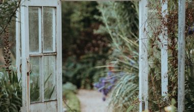 how to build a heated greenhouse