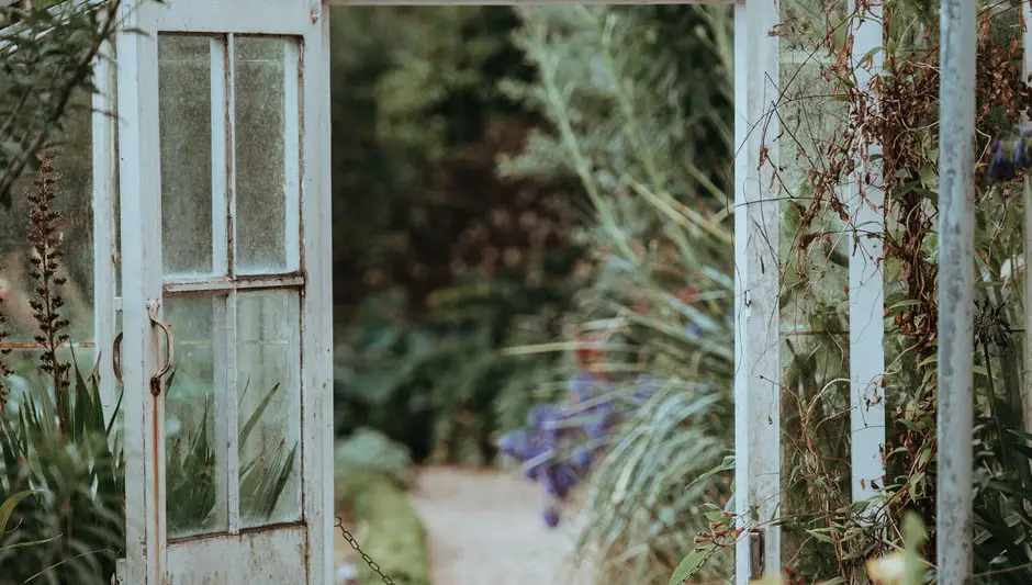 how to build a heated greenhouse