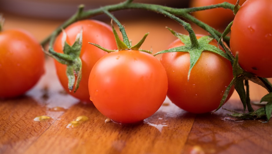 how to plant tomato seeds indoors
