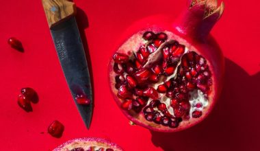 how to get the seeds out of a pomegranate