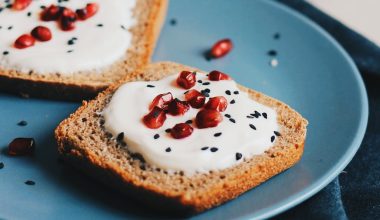 what kind of seeds are in rye bread