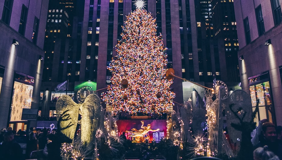 when does the rockefeller tree go up
